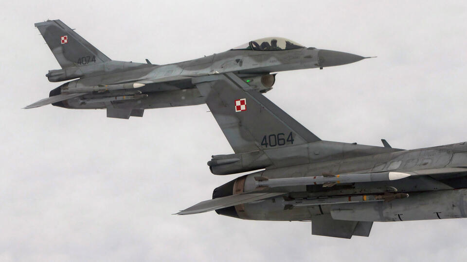 Польша из-за "активности дальней авиации РФ" подняла в воздух самолеты