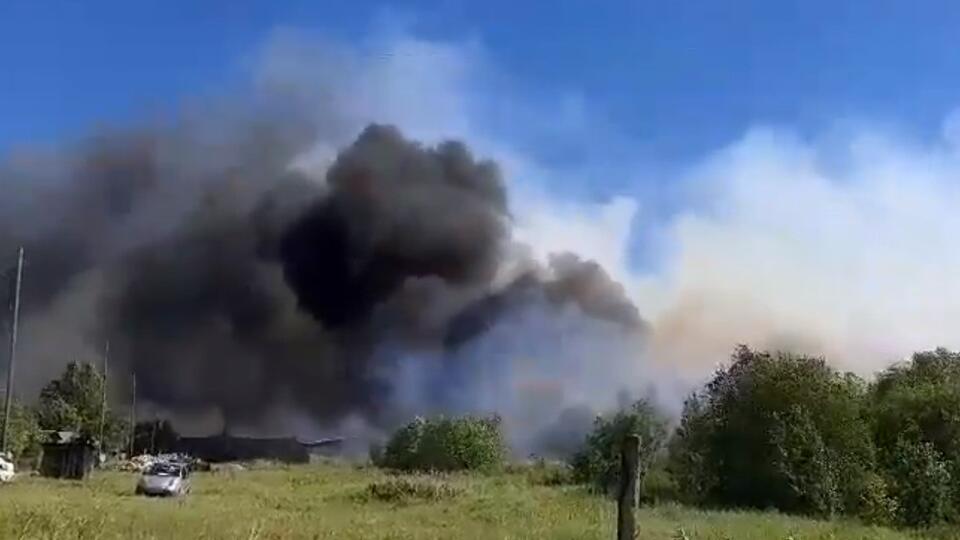 Крупный пожар возник в леспромхозе под Свердловском
