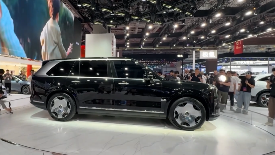 Кроссовер ZEEKR 9X заслуженно можно назвать китайским Rolls-Royce Cullinan. Фото: © Кадр из программы "Минтранс", РЕН ТВ