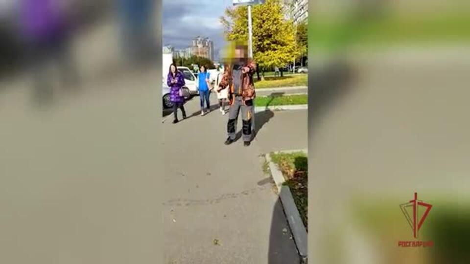 Силовики задержали бросавшегося на прохожих с ножом дебошира в Москве
