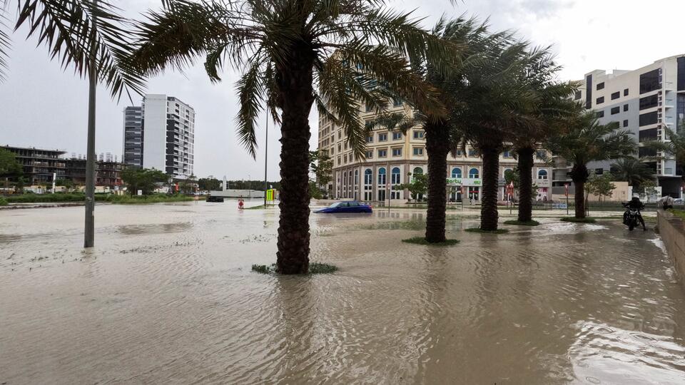 Перевернутые авто и затопленные магазины: мощные дожди накрыли Дубай