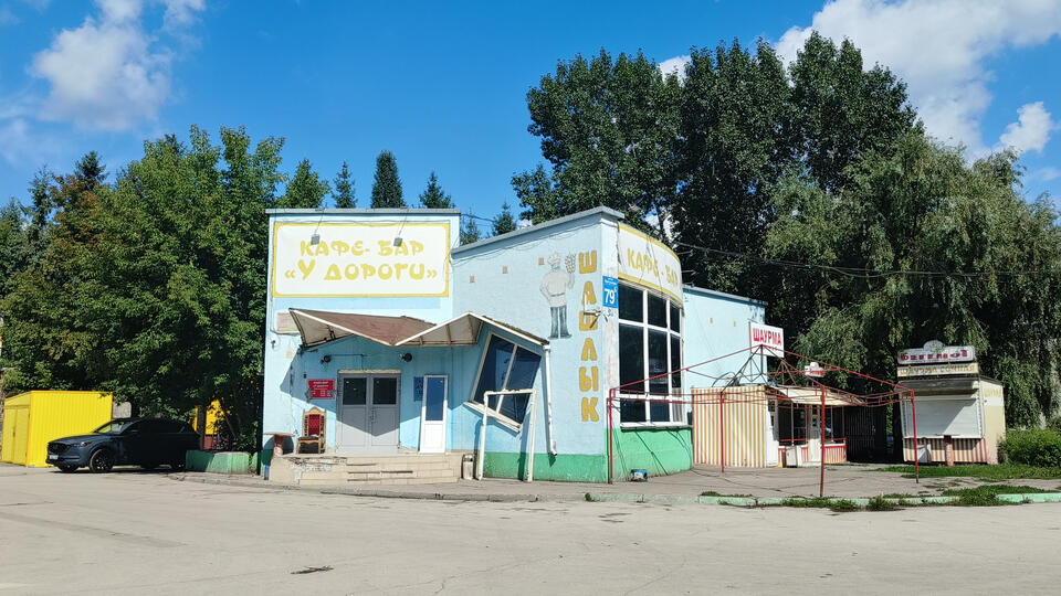 Водитель самосвала намеренно наехал на группу людей у кафе в Новосибирске. Фото: © ИЗВЕСТИЯ/Ольга Огнева