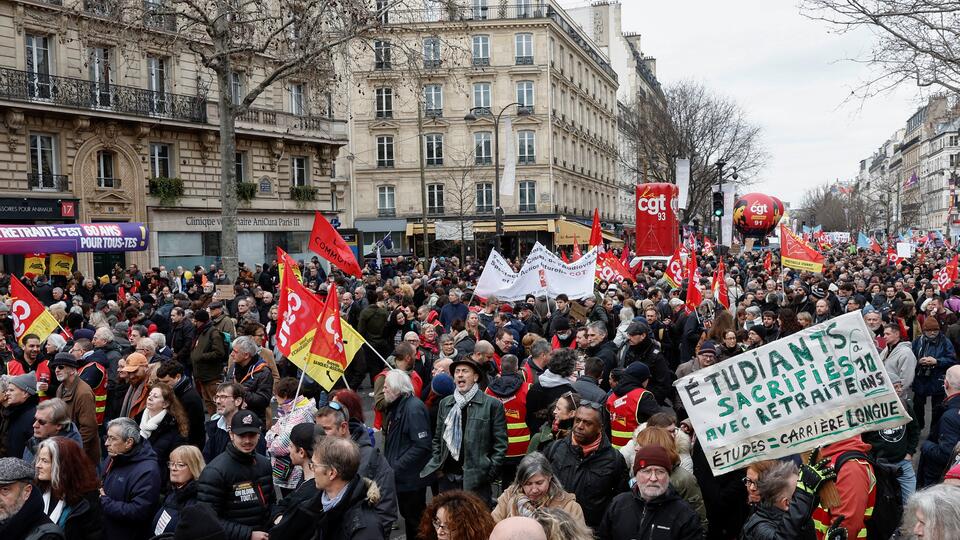 Более 30 человек задержаны на акции против пенсионной реформы в Париже