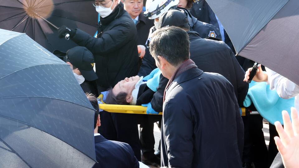 Порезавшим горло лидера южнокорейской оппозиции преступником оказался пенсионер
