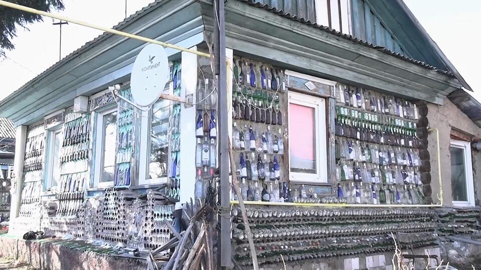 Из стеклотары можно построить целое поместье и сэкономить несколько сотен тысяч рублей. Фото: © Кадр из программы "Купи-продай", РЕН ТВ