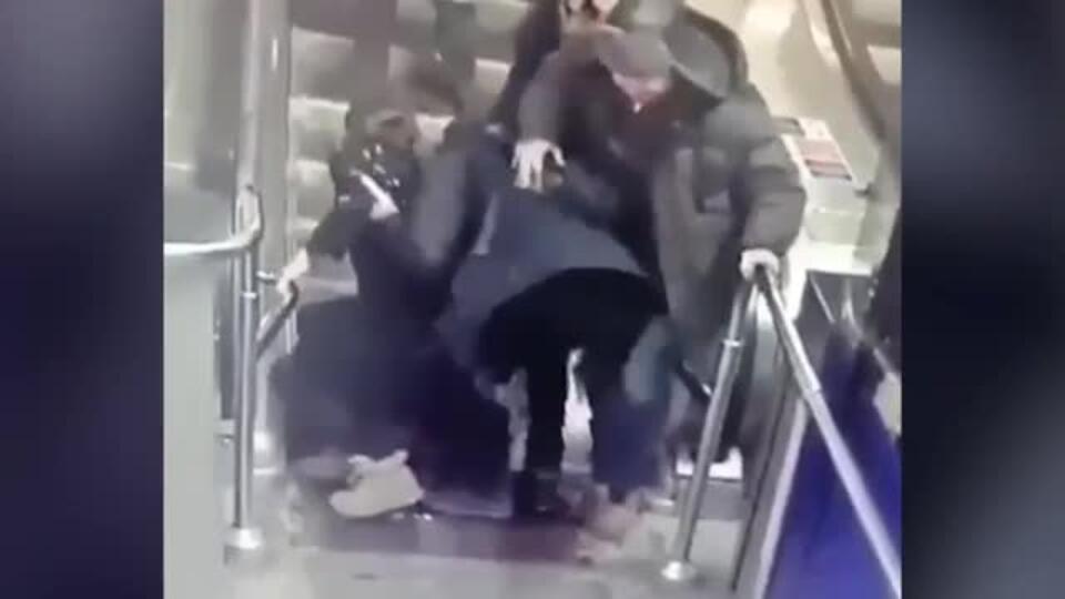 Эскалатор зажевал куртку сидевшей на ступени девушки метро Петербурга