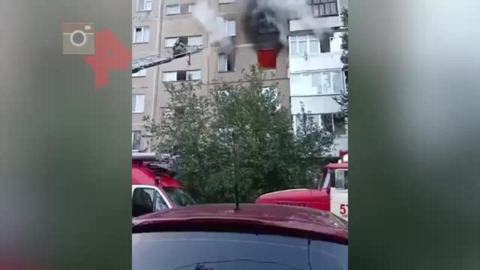 Пожар охватил квартиру в многогоэтажке в Уфе