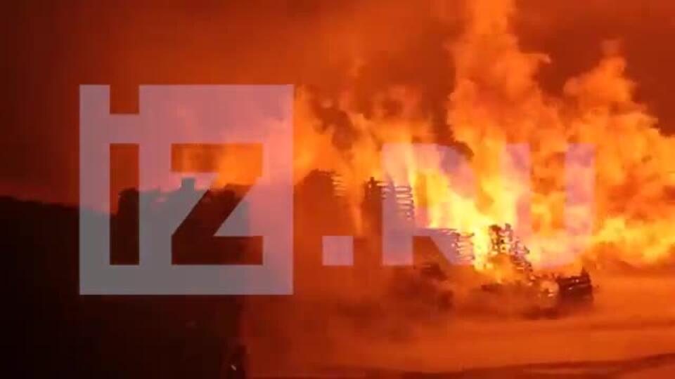 Кадры пожара в ангаре с газовыми баллонами в Ленобласти