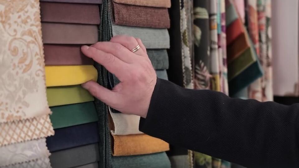 Любимую мебель можно перетянуть тканью с защитой от кошачьих когтей. Фото: © Кадр из программы "Купи-продай", РЕН ТВ