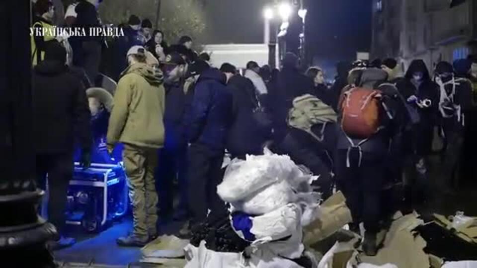 Протестующие в Киеве разместили палатки возле офиса Зеленского