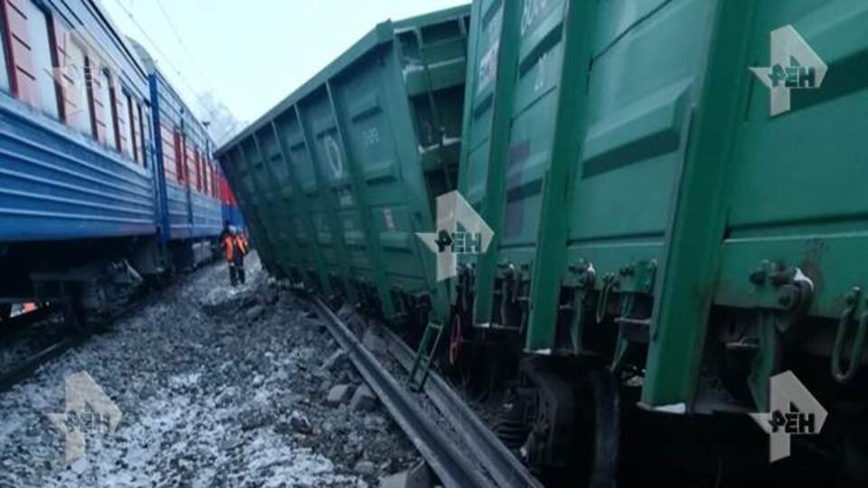 101 нижневартовск пенза. Сход с рельсов Оренбург. Полувагоны сол с рельс. Упал вагон в Оренбурге.