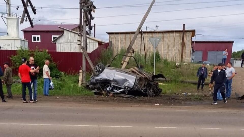 Автомобиль врезался в столб под Красноярском, три человека погибли