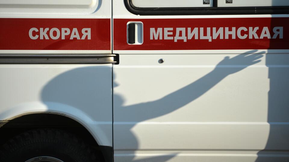 Машина протаранила остановку в Москве, один человек погиб