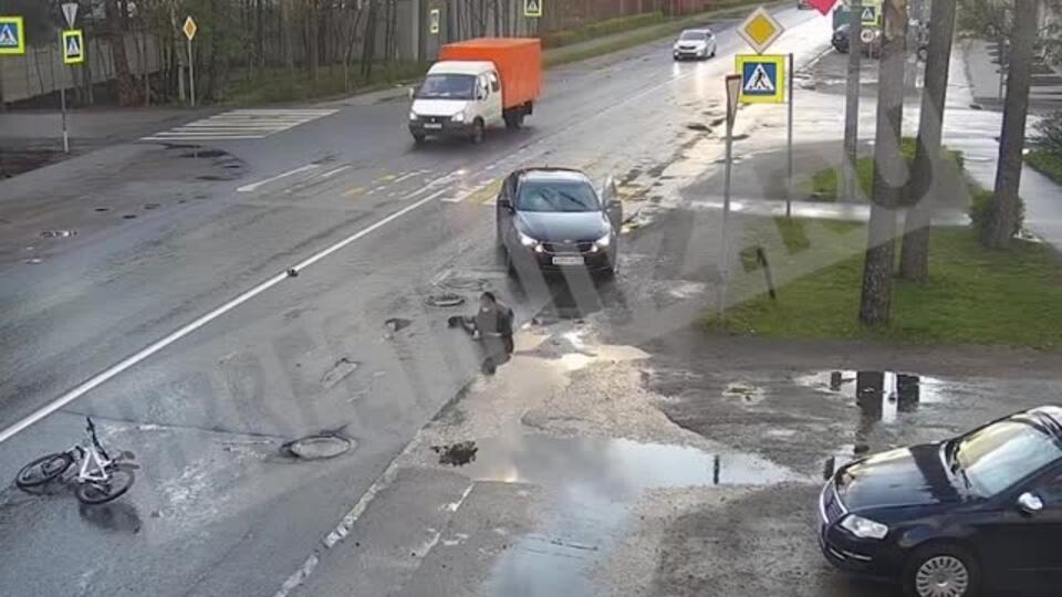 Видео сбитого велосипедиста в Питере. 4 Августа в Питере сбили велосипедиста видео. Видео как в Питере сбили велосипедиста. В питере велосипедист врезался