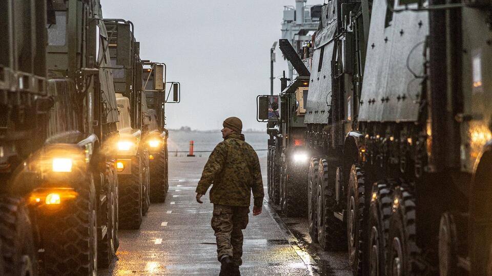 Офицер проверяет готовность конвоя во время FW23 - морских учений Финляндии, в которых принимают участие морские пехотинцы Соединенных Штатов, приписанные к ротационным силам морской пехоты в Европе, и силы ВМС США в Европе