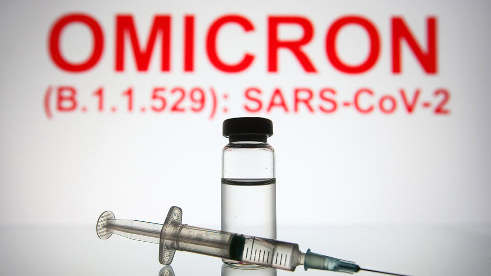 Мир отгораживается от "омикрона": защитят ли вакцины от новой мутации?