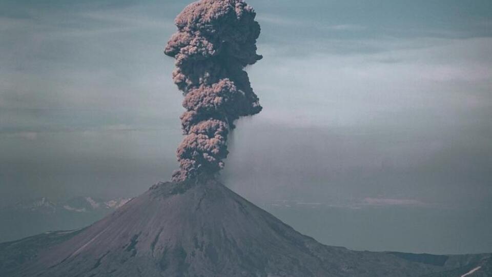 Вулкан Карымский на Камчатке выбросил пепел на 2,5 км