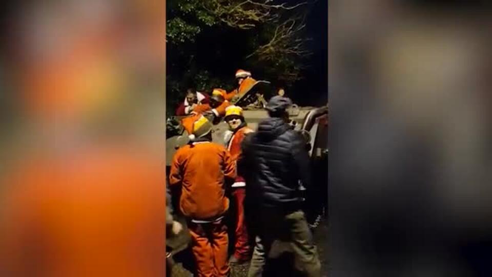 Пьяные Санта-Клаусы на танке заблокировали въезд в английскую деревню