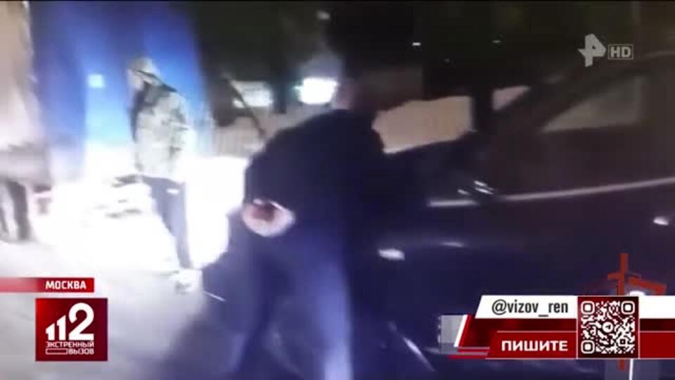Житель Москвы размахивал автоматом во время ссоры из-за парковки