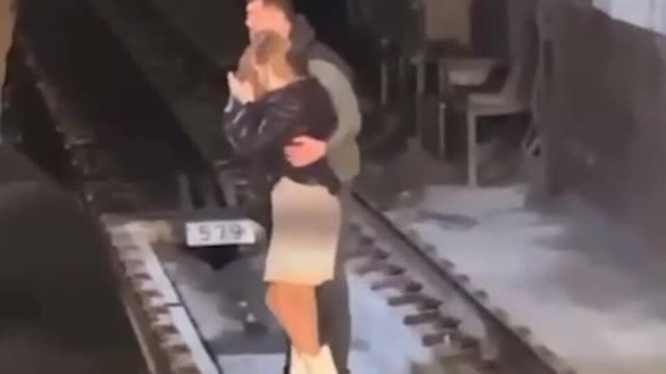 Пассажир спас упавшую на рельсы девушку в московском метро