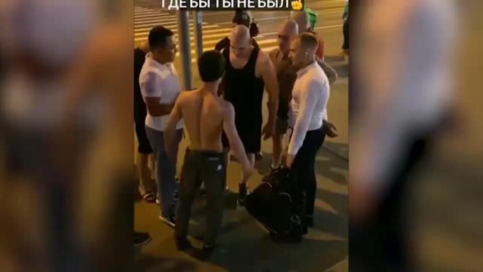 Появилось видео драки скинхедов в Москве