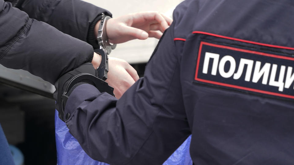 Задержаны напавшие на полицейского на незаконной акции в Петербурге