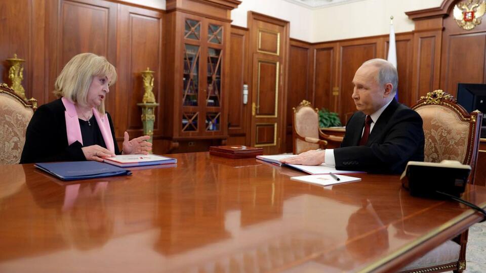 Памфилова вручила Путину удостоверение президента России на новый срок