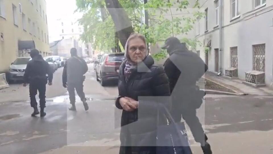 Блогера Надежду Кеворкову доставили в СК после обыска