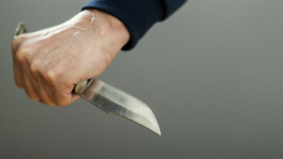 20-летнего парня изрезали ножом у магазина на юго-западе Москвы