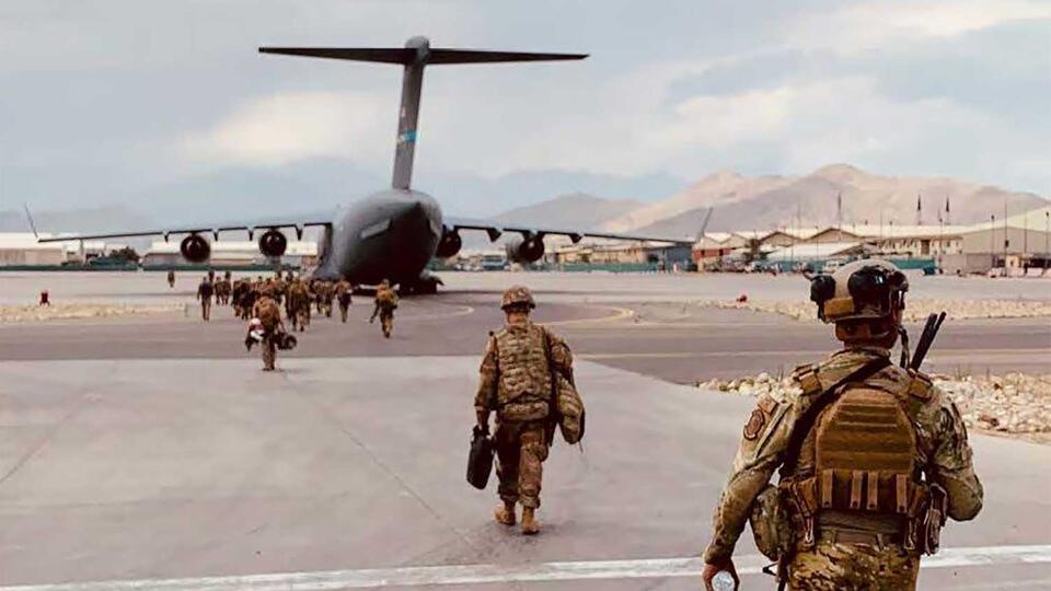 Побег из Афганистана вскрыл суть "картонного империализма" США