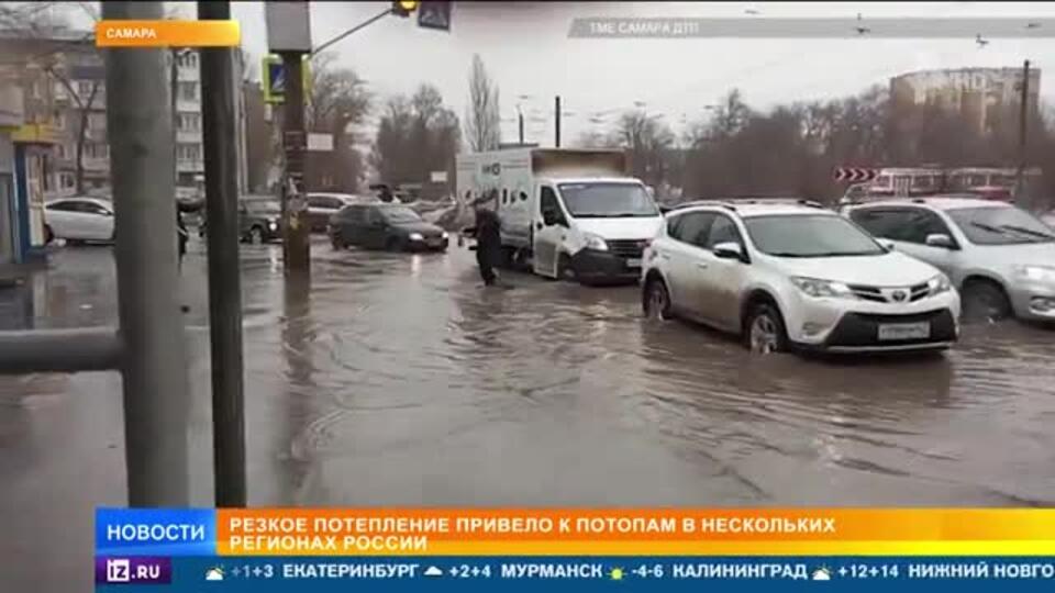 Машины ушли под воду из-за потопа в Самаре