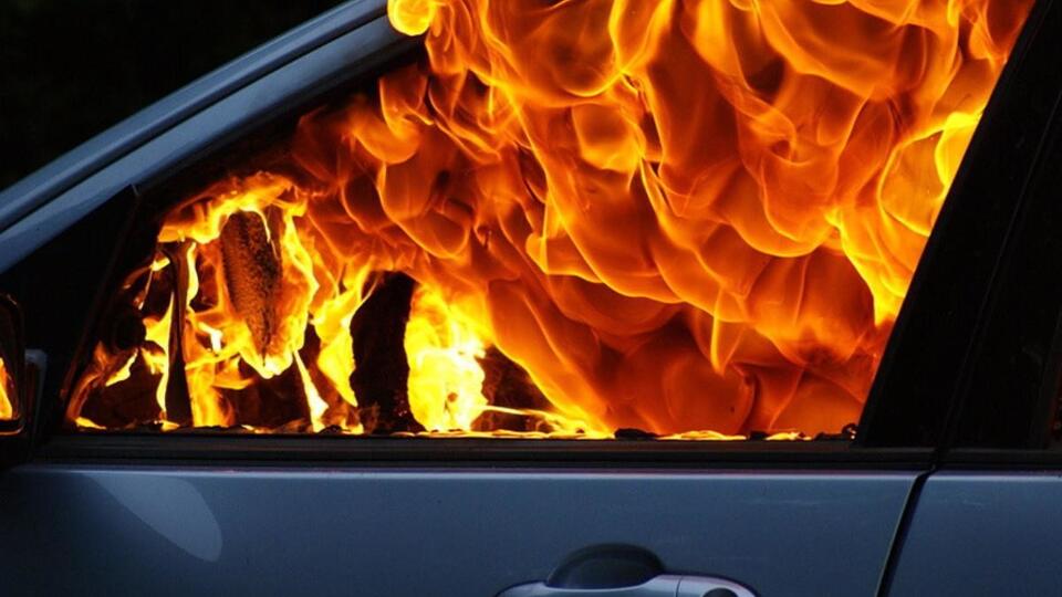 В Москве загорелся легковой автомобиль, - очевидцы