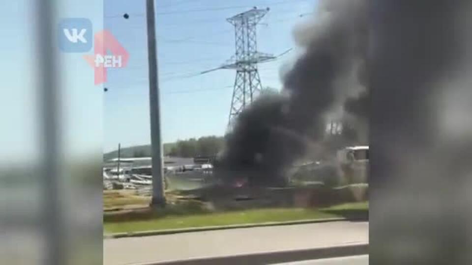 Автокран зацепил ЛЭП на юго-западе Москвы: возник пожар
