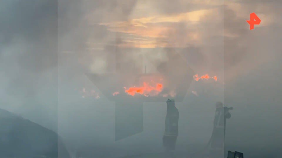 Кадры с места тушения пожара в Азове