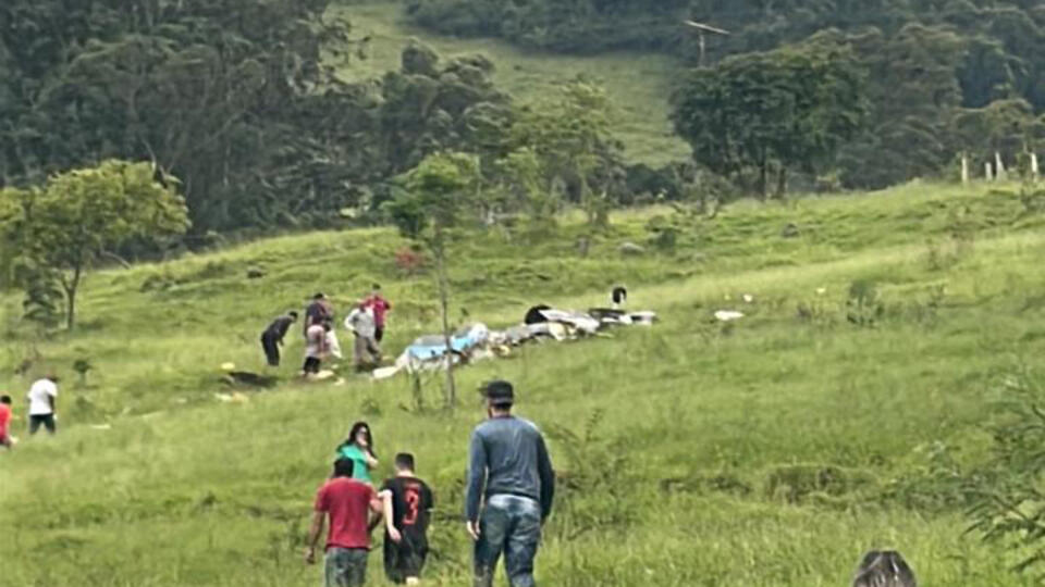 Легкомоторный самолет развалился в небе над Бразилией, есть жертвы