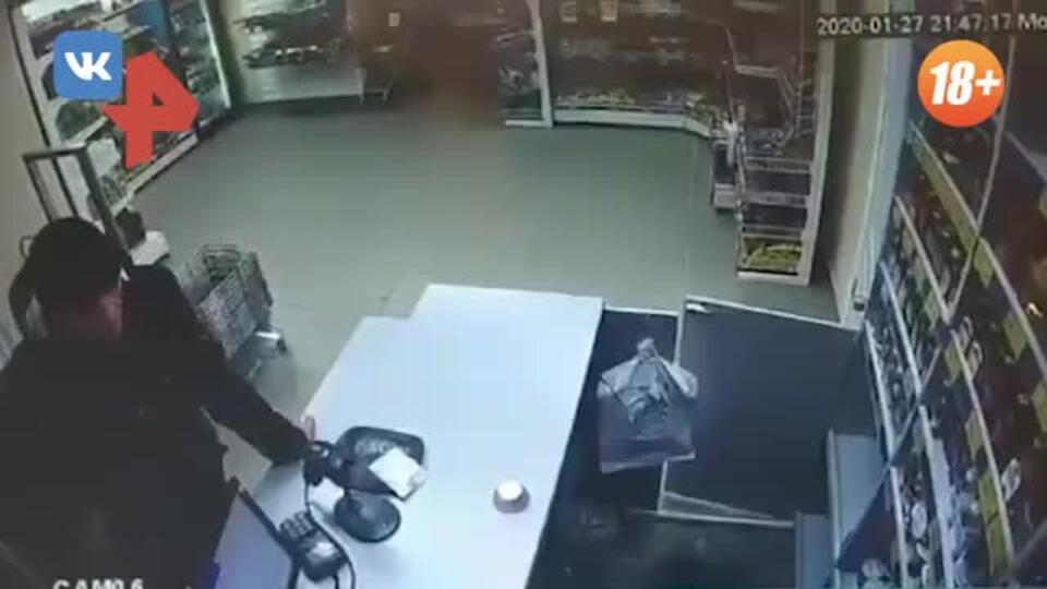 Мужчина облил любовницу бензином и поджег в магазине