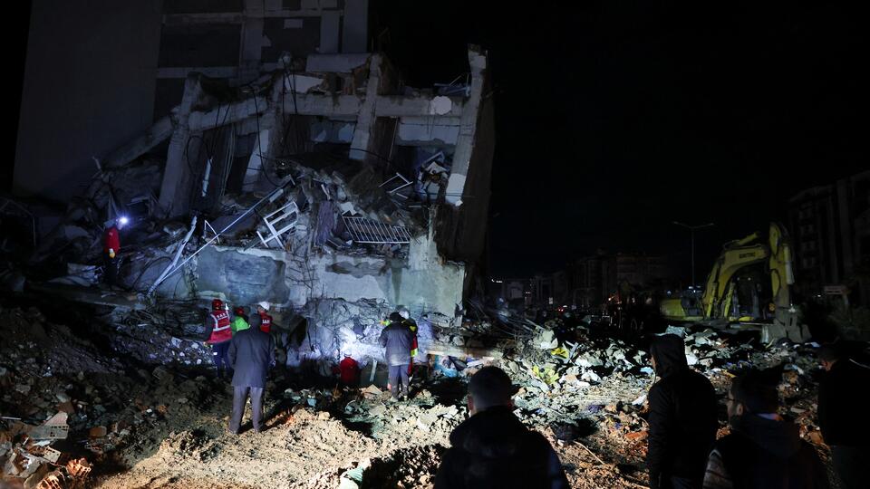 Число погибших при землетрясении в Турции превысило 2,3 тысячи человек
