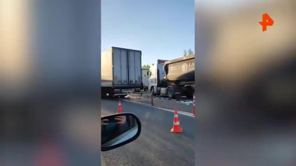 Движение по М-10 в сторону Петербурга перекрыто из-за ДТП с четырьмя грузовиками