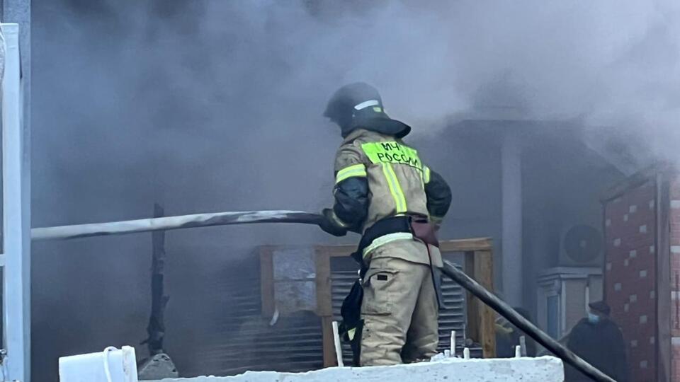 Крупный пожар начался на рынке во Владивостоке