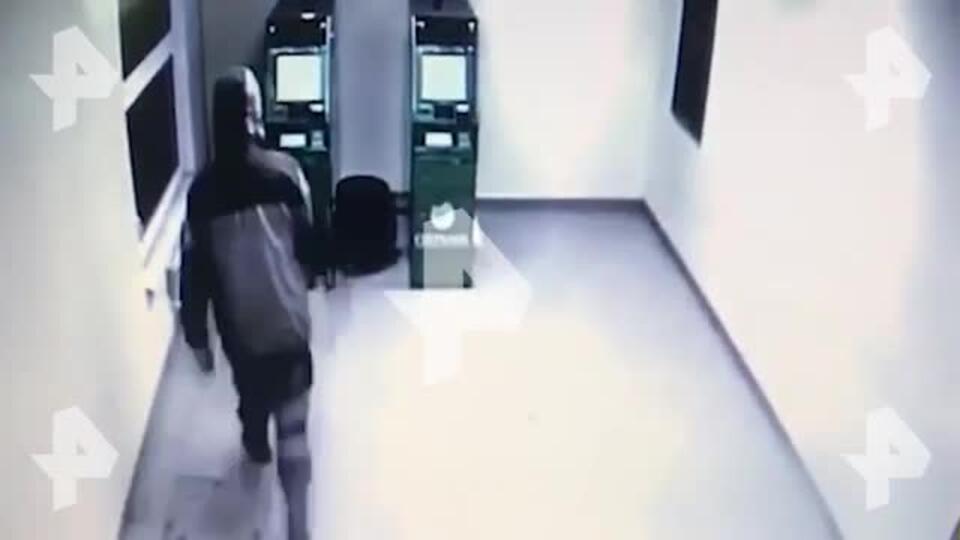 Злоумышленник повредил банкомат в Ленобласти