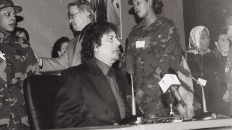 Муаммар Каддафи в окружении женской охраны