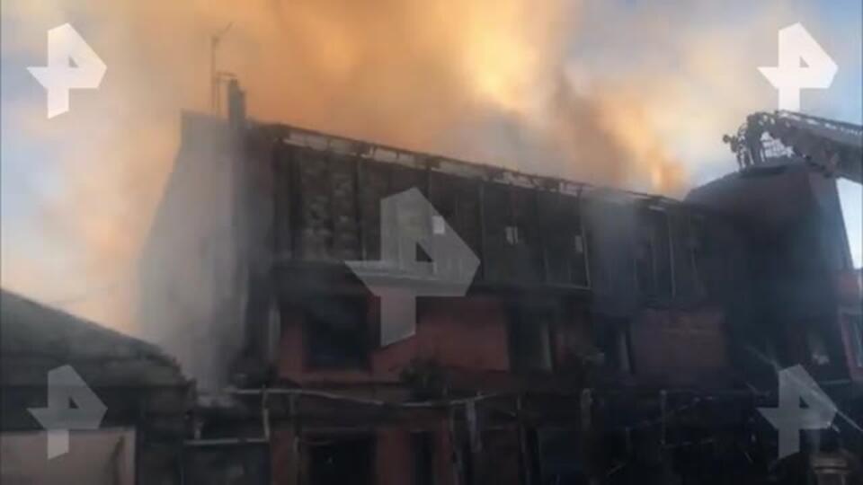Крупный пожар охватил здание в подмосковных Мытищах