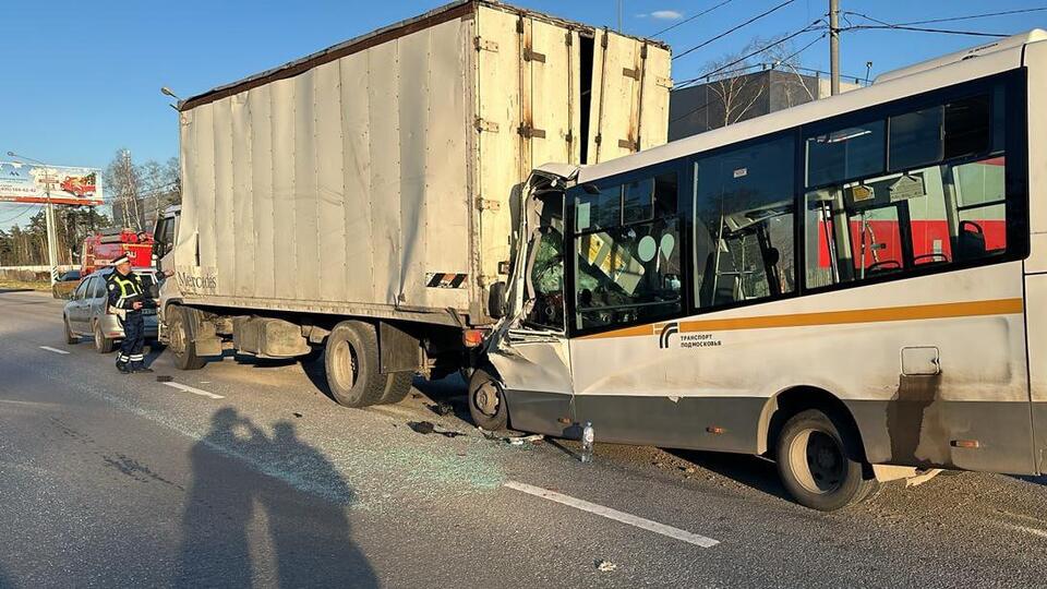 Десять человек пострадали при столкновении маршрутки и грузовика
