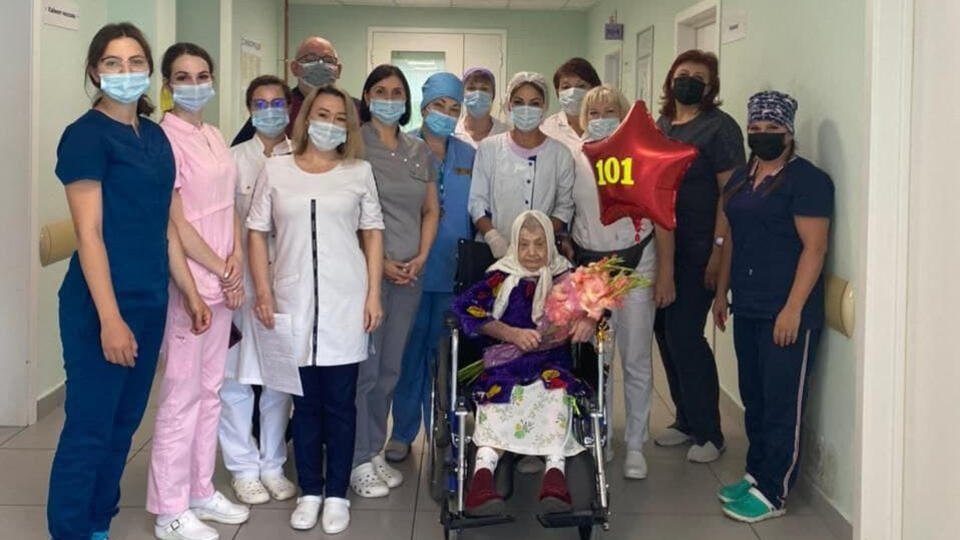 101-летнюю женщину вылечили от COVID-19 врачи в Подмосковье