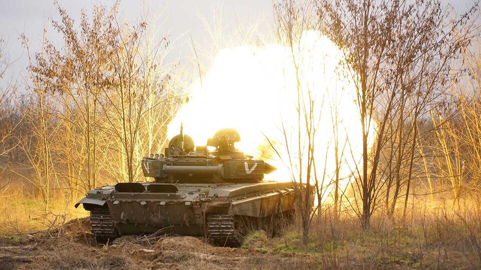 Экипаж танка Т-72Б3 уничтожил обнаруженную в укрытии бронетехнику ВСУ