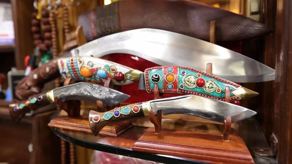 Универсальное оружие горцев – коренных жителей Непала. Фото: © Кадр из программы "Невероятно интересные истории", РЕН ТВ