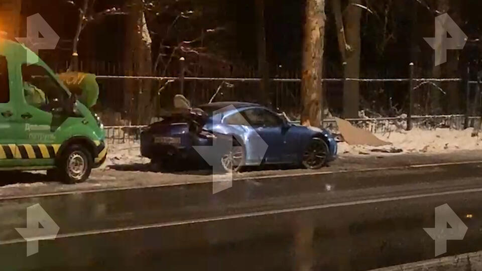Porsche протаранил дерево в Москве, трое пострадали