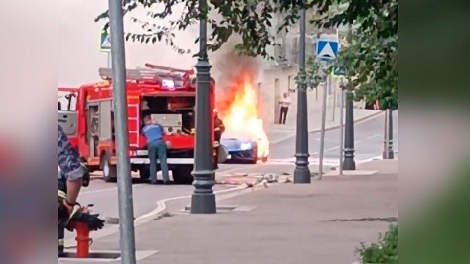 Очевидец рассказал, как Lamborghini сгорела дотла в центре Москвы