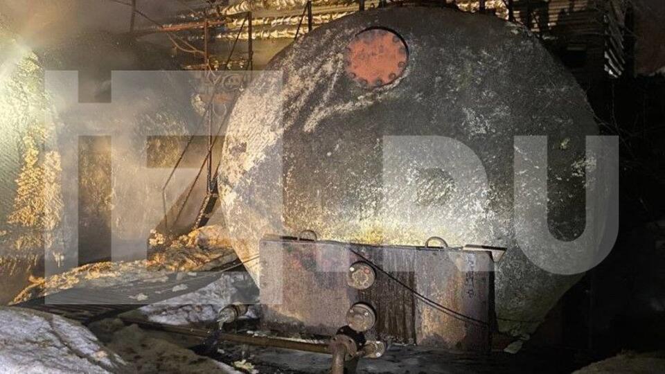 Резервуар с маслом объемом 12000 куб. м горит на заводе под Москвой