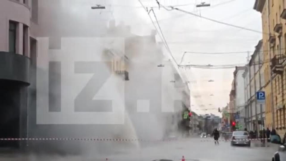 Фонтан с кипятком забил в центре Петербурга из-за прорыва трубы